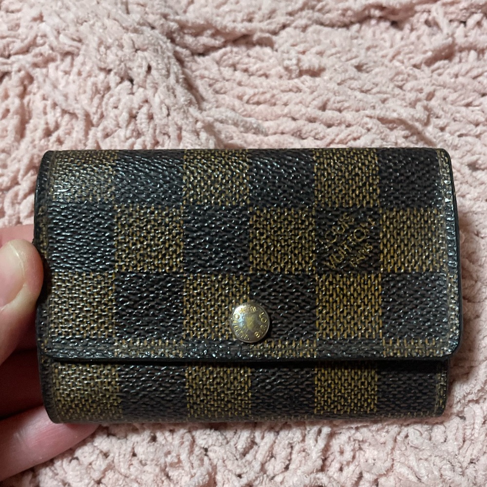 Louis Vuitton damier 6 key ring wallet holder with front snap closure